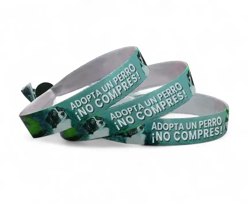 três pulseiras personalizadas para sensibilizar para a adoção de animais