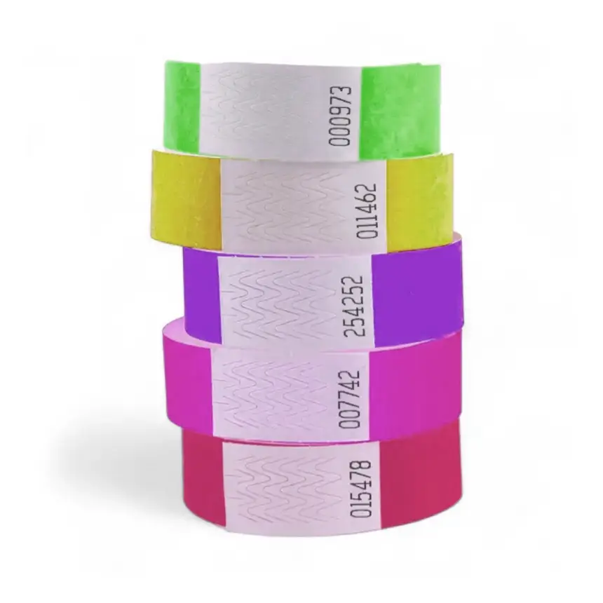 pulseiras Tyvek de cores vivas empilhadas umas sobre as outras