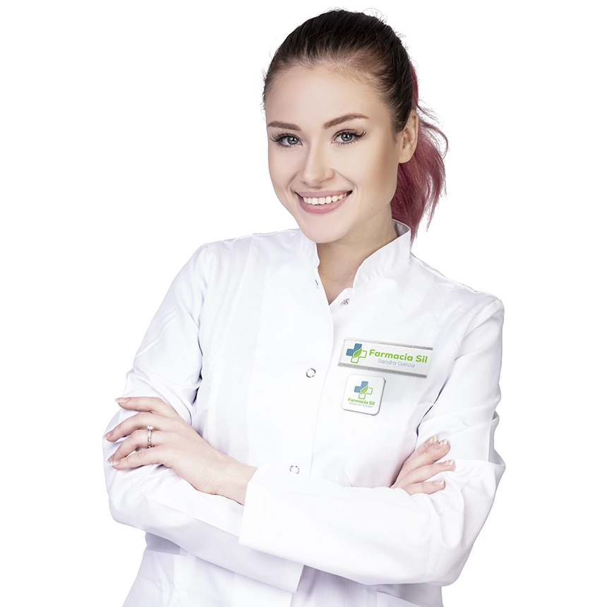 una farmacéutica sonriendo con imanes para ropa personalizados con una cruz verde en su bata blanca