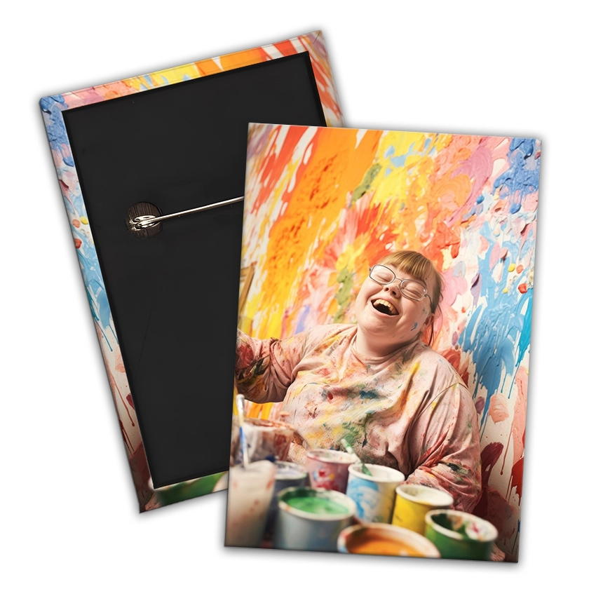 crachá retangular personalizado com alfinete, com a fotografia de uma mulher a rir sobre um fundo de pintura abstrata
