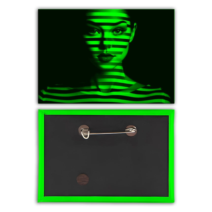 crachá retangular com o rosto de uma mulher em verde fluorescente e preto