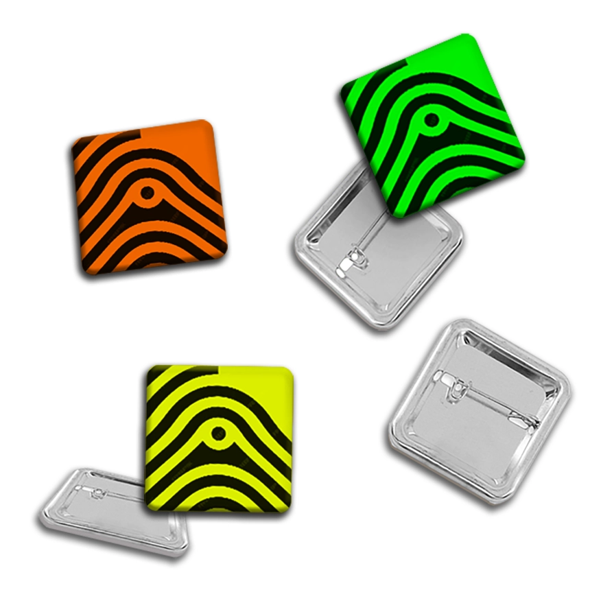 crachás quadrados com alfinete flutuantes em cores fluorescentes com logótipo preto