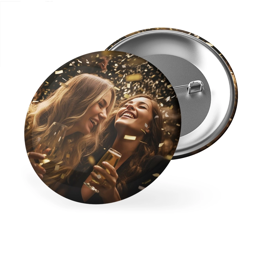 chapa de alfiler personalizada con dos mujeres riendo en una fiesta con copas de champagne y confetti dorado