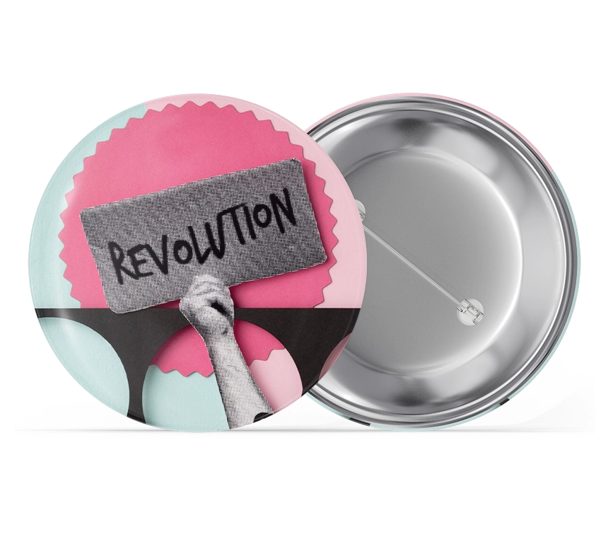 crachá redondo personalizado com alfinete e a palavra revolution