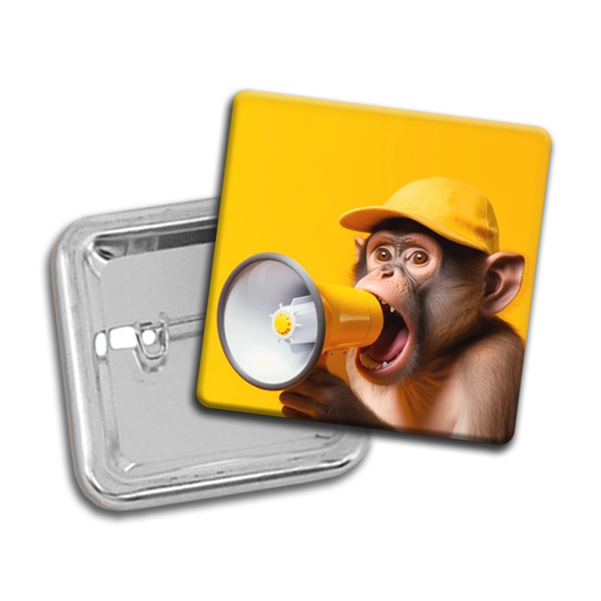 crachá quadrado personalizado com alfinete e a imagem de um macaco com altifalante sobre fundo amarelo