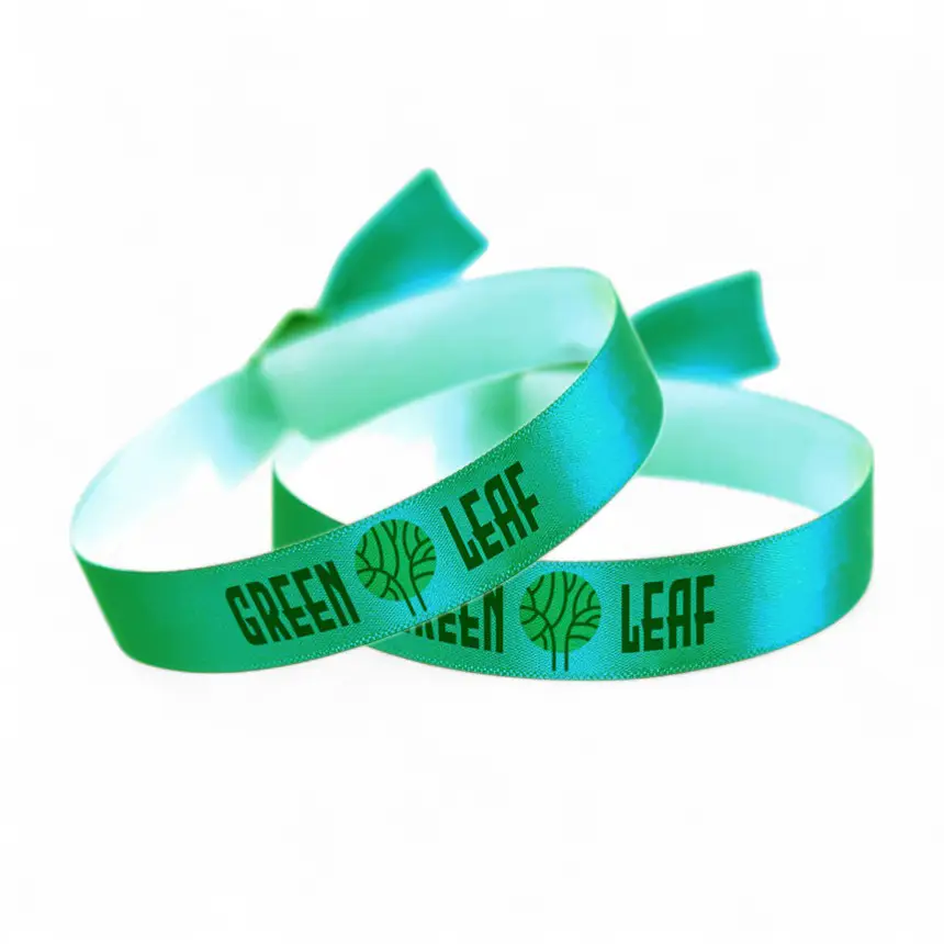 deux bracelets en tissu vert personnalisés avec un logo
