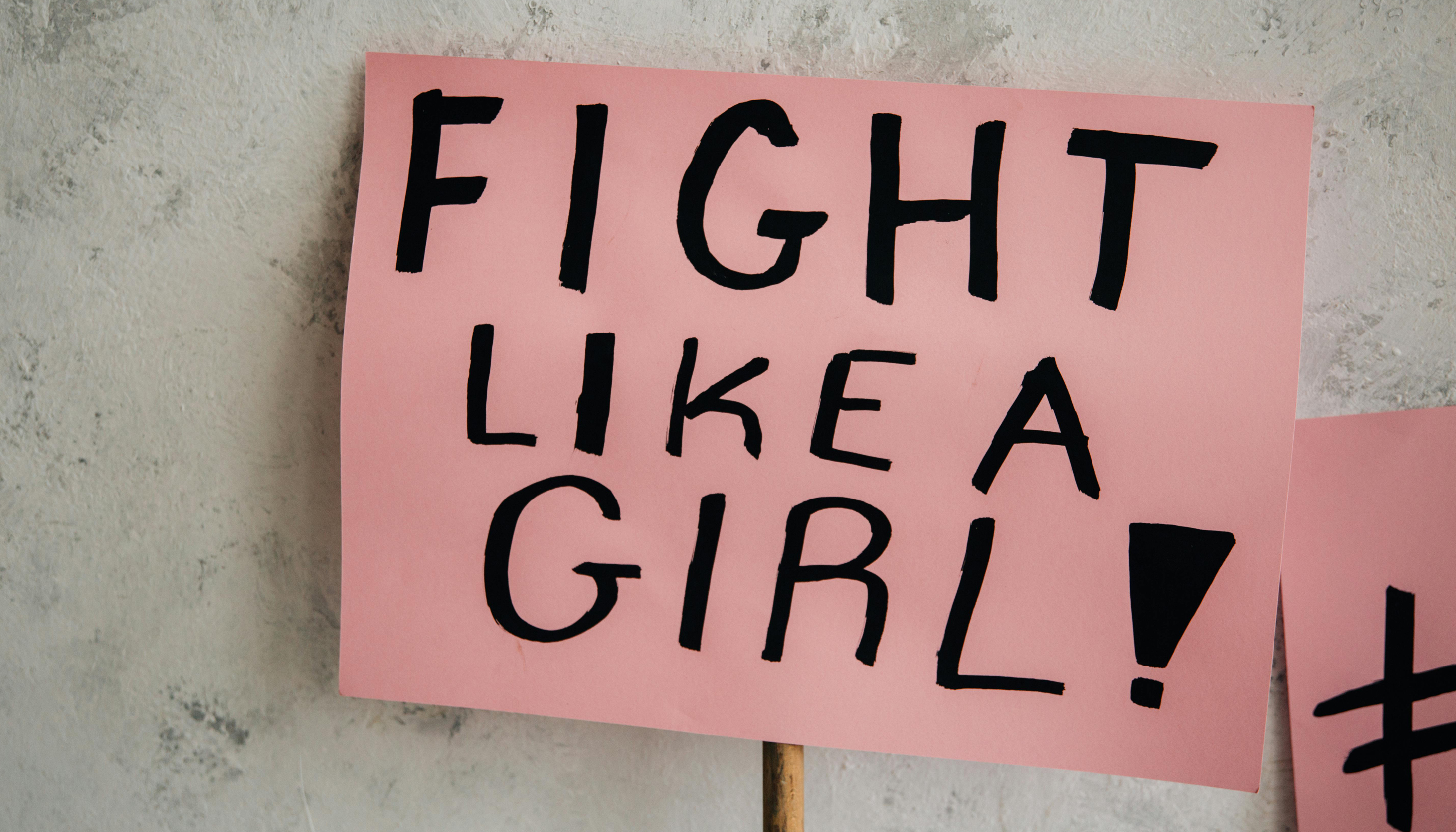 Carteles con el lema Fight like a girl Carteleria feminista