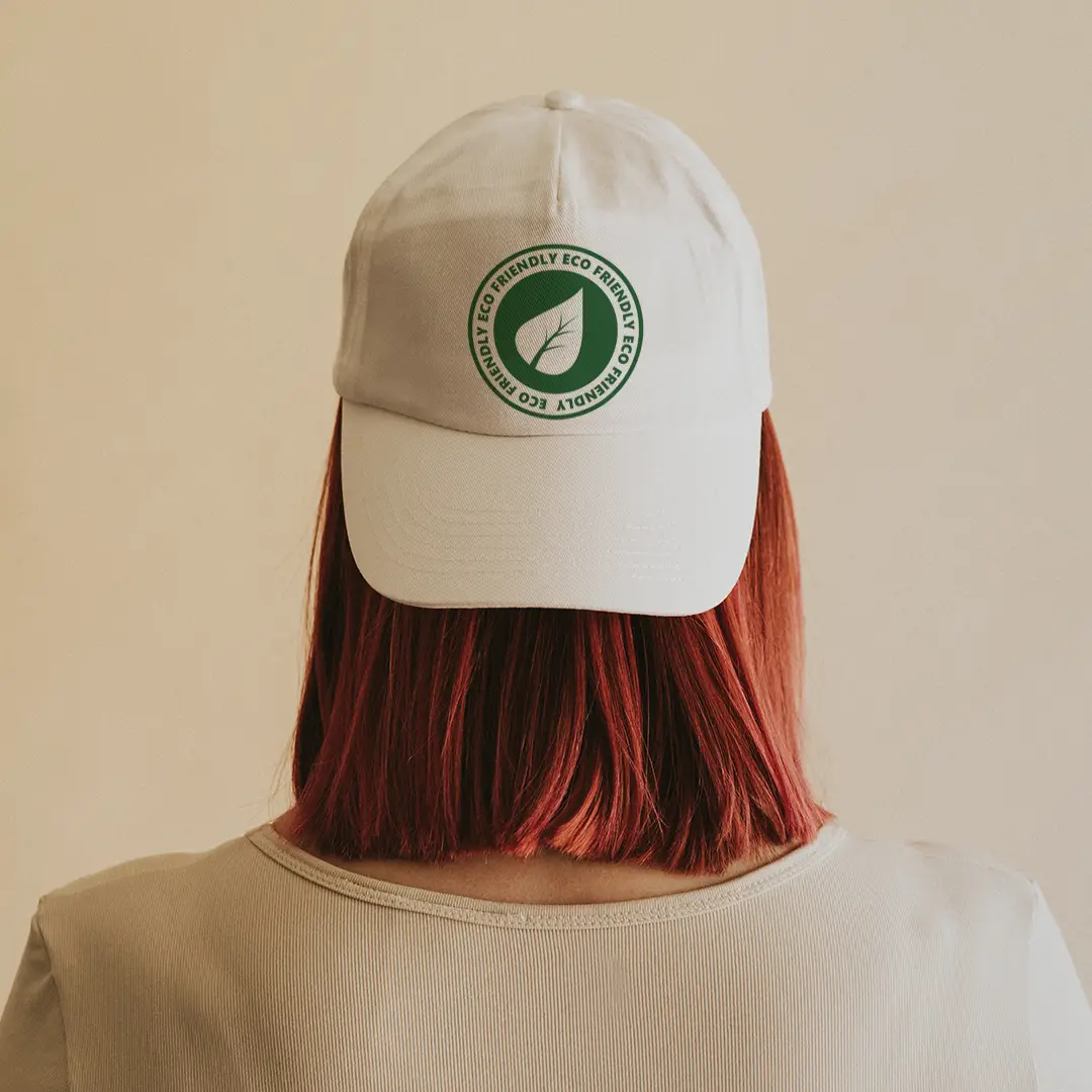 Vista de una mujer de espaldas con una gorra personalizada