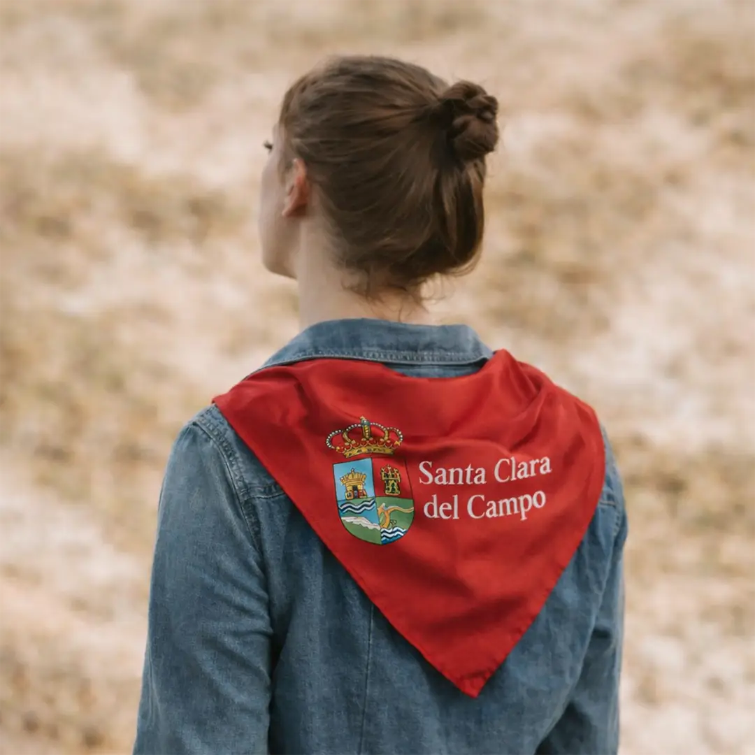 Una mujer de espaldas con una pañoleta personalizada sobre sus hombros