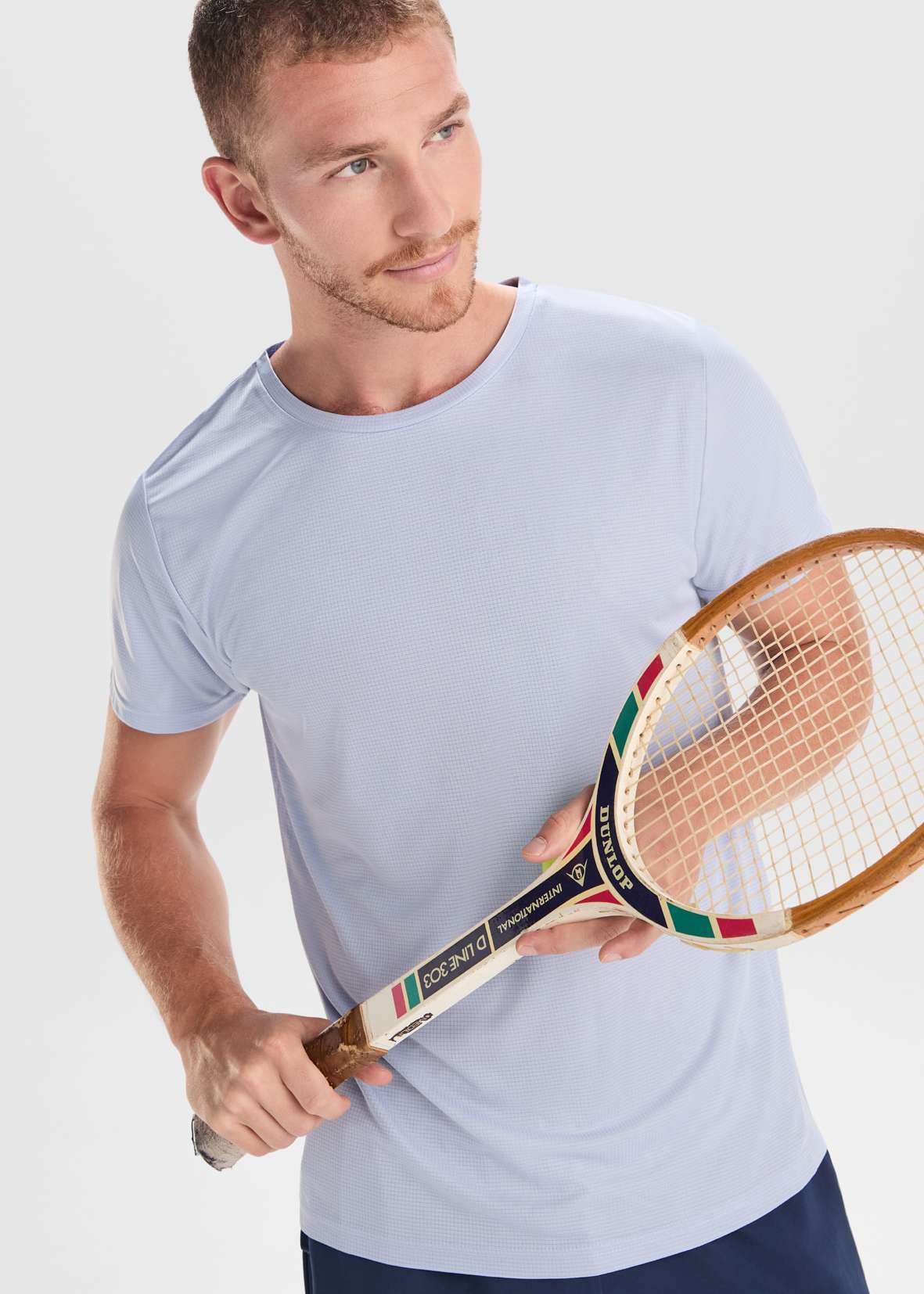 Modello con t-shirt e pantaloncini Sport Collection di Roly