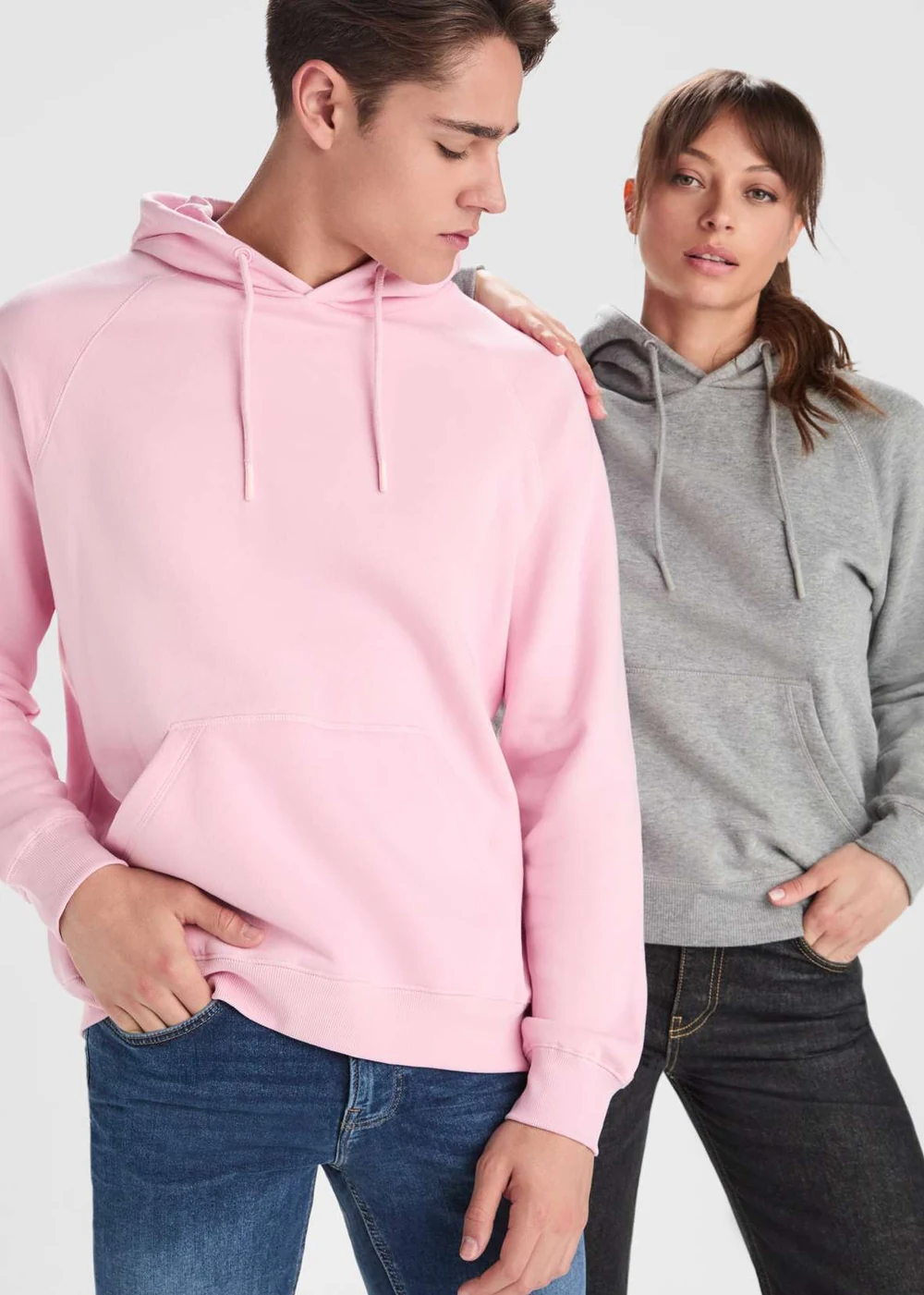 Modelos com sweatshirts rosa e cinzenta da coleção Casual Roly