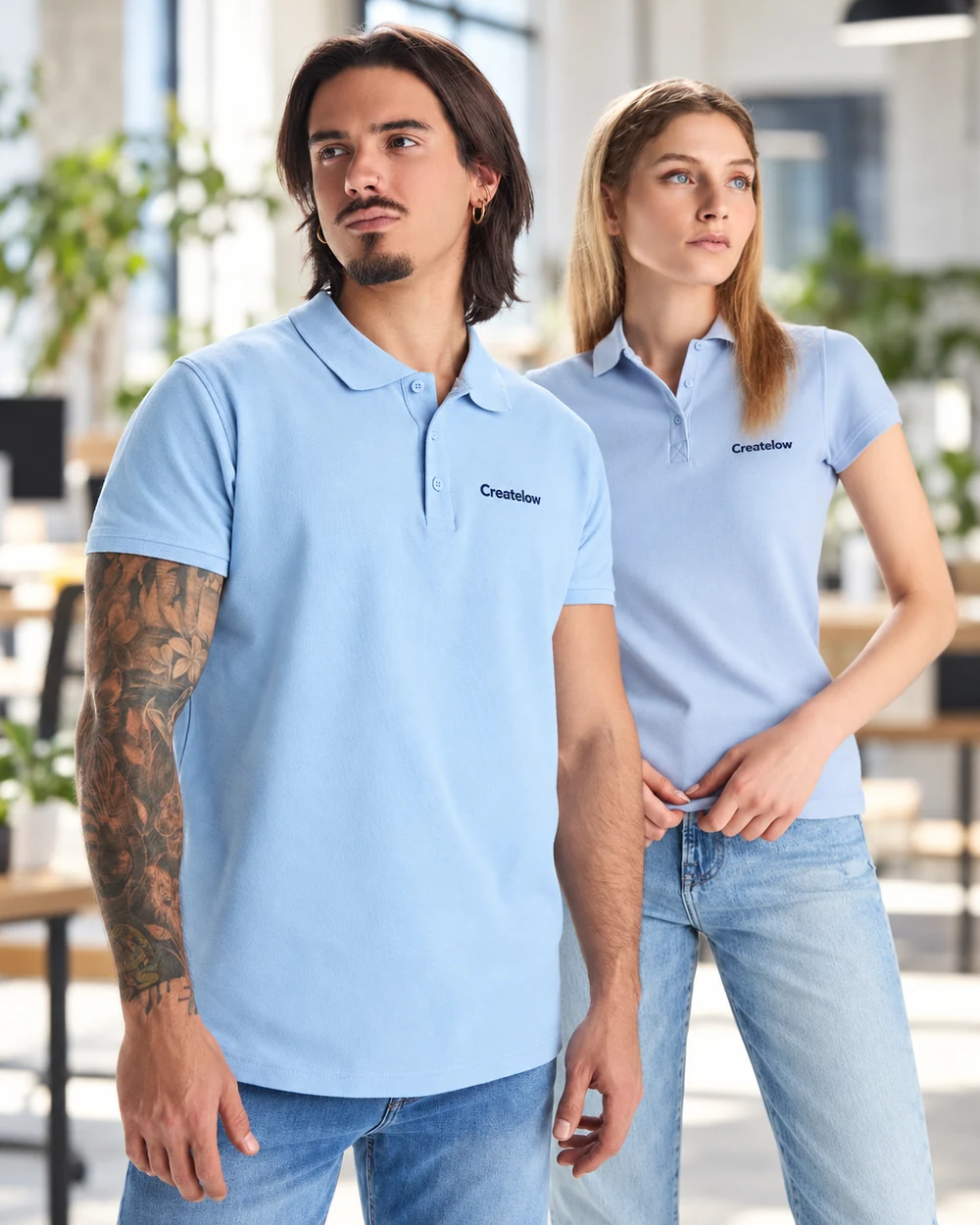 Exemplo de polos azuis personalizados Createlow para uma empresa